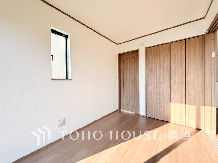 穏やかな風と陽光を導き、プライバシーに配慮された設計プランを採用し、居住性を一段と心地よいものにしています。明るく開放的な空間を演出しております。