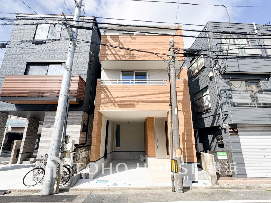 爽やかな青空の下に贅沢なほどに降り注ぐ陽光、豊かな居住性と、クオリティが見事に調和した住空間は、住まうことの喜びを感じさせてくれます。
