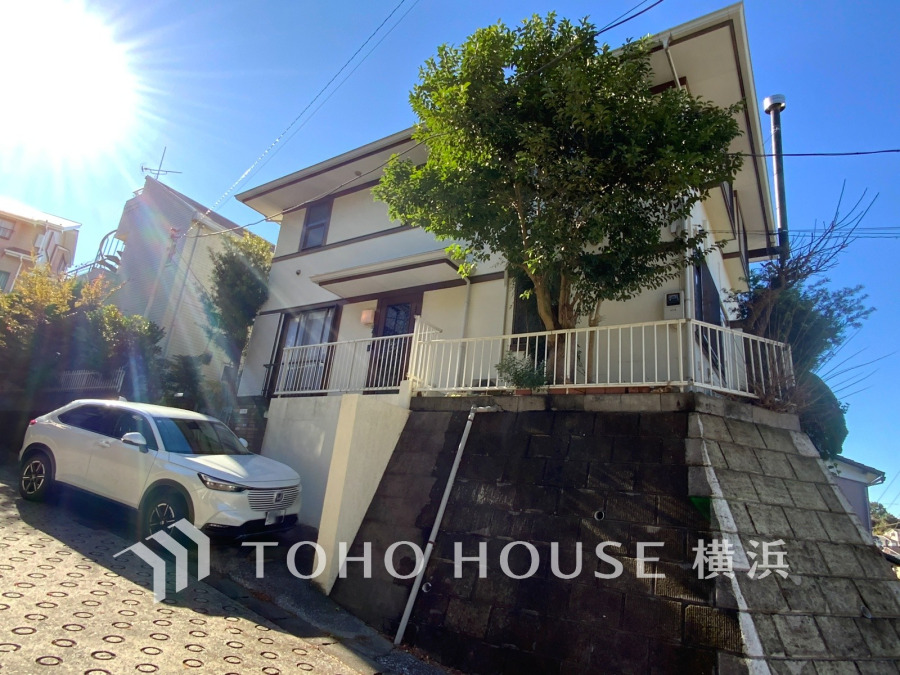 陽当たり良好な高台の角地に建つ、開放感あふれる2階建て住宅です。駐車スペースも確保しています。