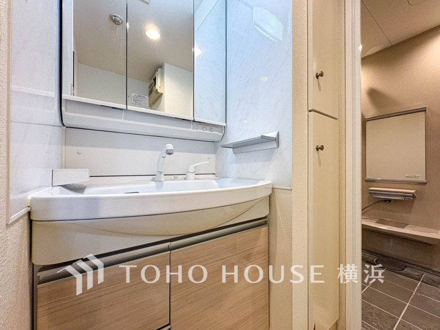 清潔感のあるプライベート空間は、身だしなみチェックや肌のお手入れに最適です。収納もあり、スッキリと見映えの良い空間に拵えました。時間に余裕とゆとりを持たせます。