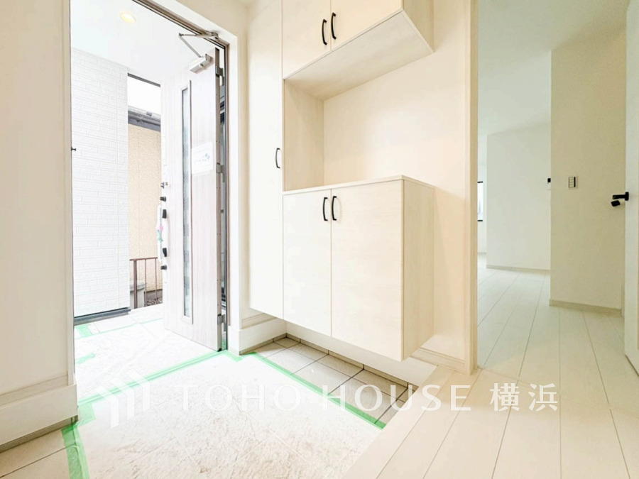 清潔感溢れる玄関がお出迎えする本邸宅の物語は、ここから始まる日常を期待させます。この場所には「希望」と「優越」で包み込んでくれる「特別」な空間があります。