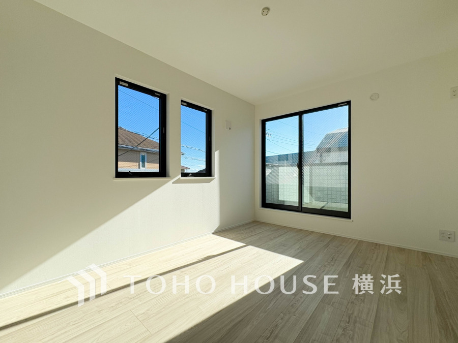 暖かな陽光が心地よい、明るい居室です。お子様の成長に合わせて、寝室や勉強部屋、趣味の空間など、自由にアレンジして活用できます。