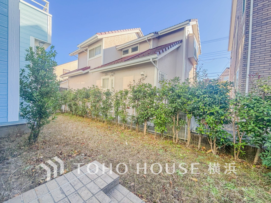 日当たり良好なお庭スペース。植栽がプライバシーを守り、ゆったりとした外部空間を演出します。