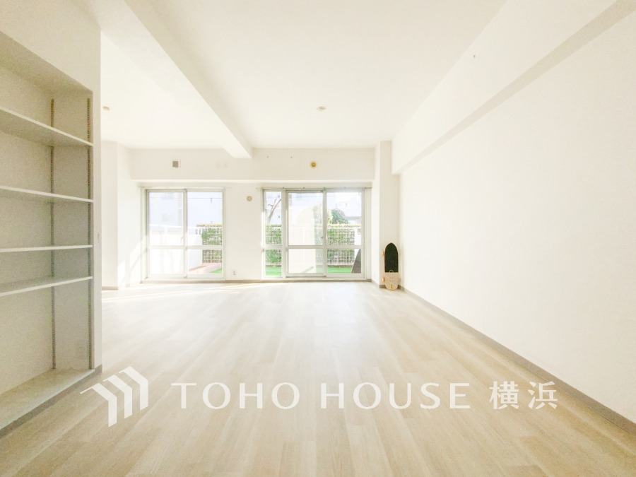 明るく開放的な空間が広がるLDK。室内には豊かな陽光が注ぎ込み、爽やかな住空間を演出。ホームパーティーでもゲストと一緒に料理を楽しみながら楽しい時間を過ごせそう。