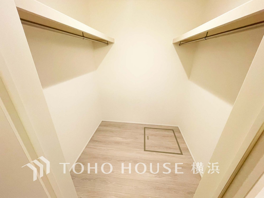 たっぷりとした収納スペース・ウォークインクローゼット。その収納力は是非ご自身の目でお確かめください。冬物のコートやスーツなど、大切なお洋服を皺なく収納できます。