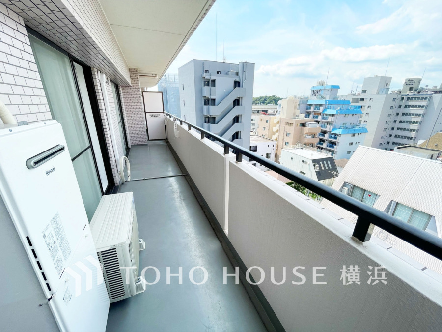 開放感あふれるワイドバルコニー。最上階のお住まいから開放的な眺望も楽しめます。