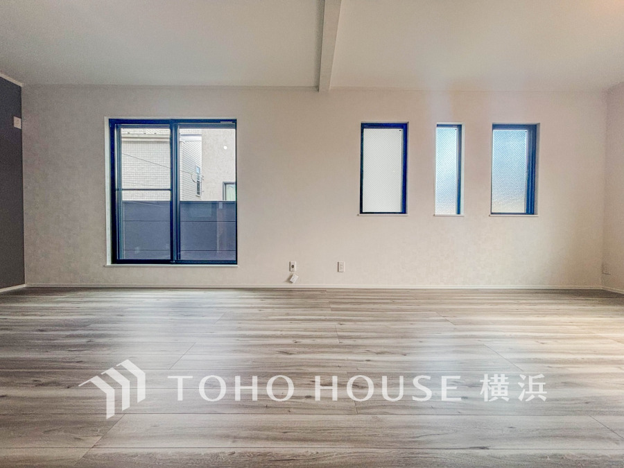 明るい光が差し込む広々19.02帖のLDK空間。大型の家具を配置してもゆとりがあります。