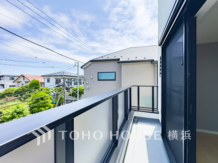 暮らしの中で光と風を演出してくれるバルコニー、見事なまでの開放的な空間を演出しながら、プライベート性も確保された空間は我が家の自慢。