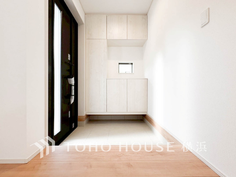 清潔感溢れる玄関がお出迎えする本邸宅の物語は、ここから始まる日常を期待させます。この場所には「希望」と「優越」で包み込んでくれる「特別」な空間があります。