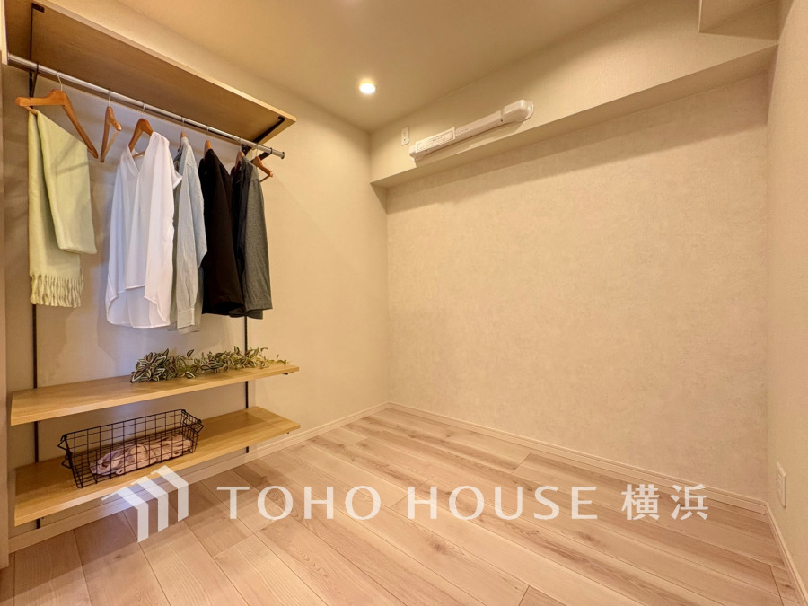 穏やかな風と陽光を導き、プライバシーに配慮された設計プランを採用し、居住性を一段と心地よいものにしています。明るく開放的な空間を演出しております。