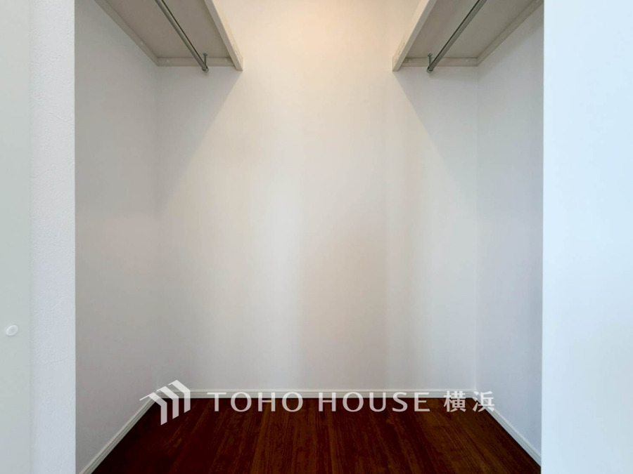 広々としたウォークインクローゼットはたっぷりとした収納力で、衣類や小物をすっきり整理できます。