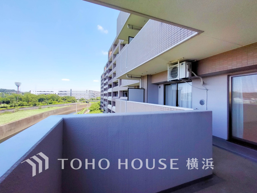 開放感があり、遮るものもなく気持ちのいい景色が広がります。お部屋にも爽やかな風と暖かく柔らかな日差しが差し込み、毎日の暮らしを豊かに彩ります。