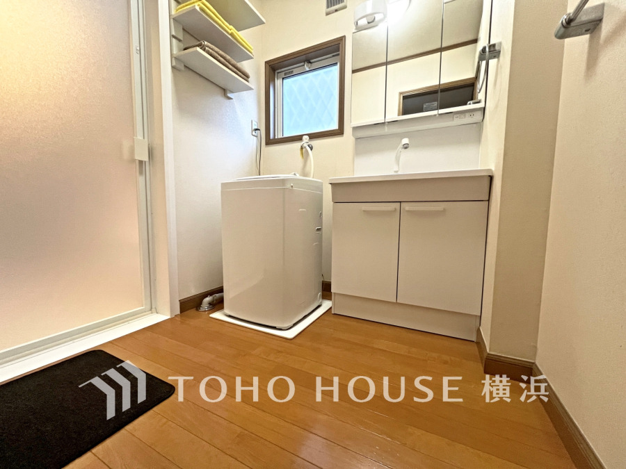 ご家族の1日が始まり、1日の終わりを締めくくる洗面空間。洗濯機を配置しても十分なスペースを確保した設計となっております。