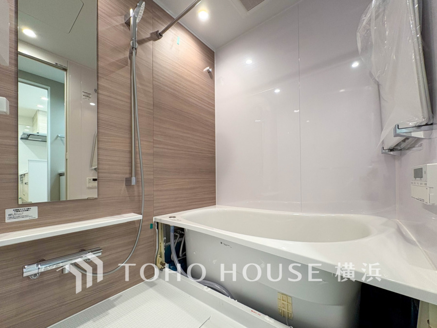 1日の疲れを癒すバスルームは、心地よいリラックスを叶える清潔感溢れる美しい空間です。心からゆったりと寛いでいただけるよう、ゆとりのスペースを確保しています。