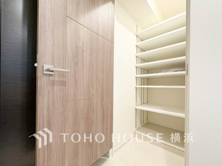 靴を履いたまま出入りできる大型のシューズインクローゼットが設けられています。靴類だけでなく、かさばる物も収納できます。