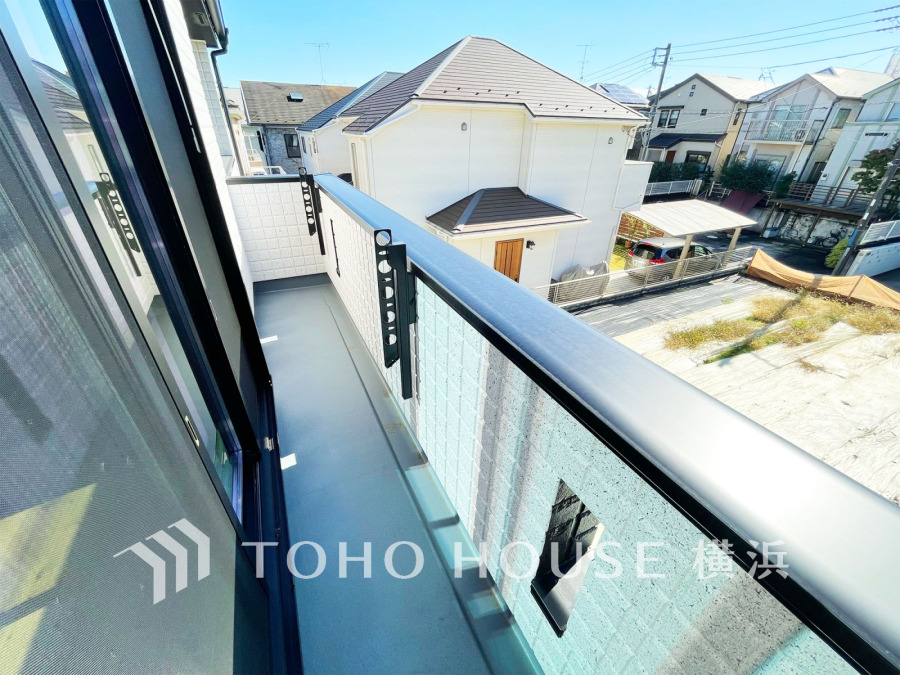 南向きで開放感のあるバルコニーです。日当りがよく、日照時間も長い為洗濯物も短時間で乾きそう。
