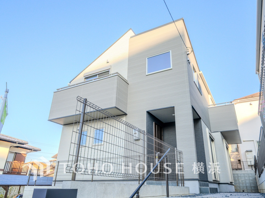 堂々たる趣ながら、主張し過ぎずどこか余裕を感じさせるシャープなフォルムで佇む邸宅は、晴天の空と照らし合わせる事で、本来あるべき完成形の姿を見せてくれます。 