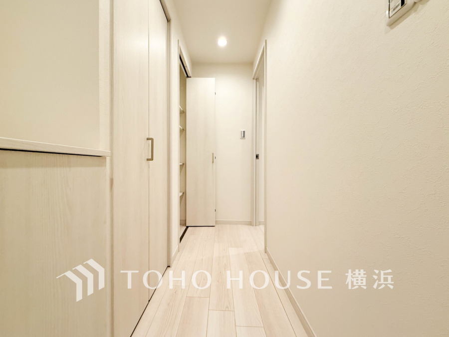 明るい白を基調とした廊下は、収納スペースも充実し、すっきりとした住空間を実現しています。