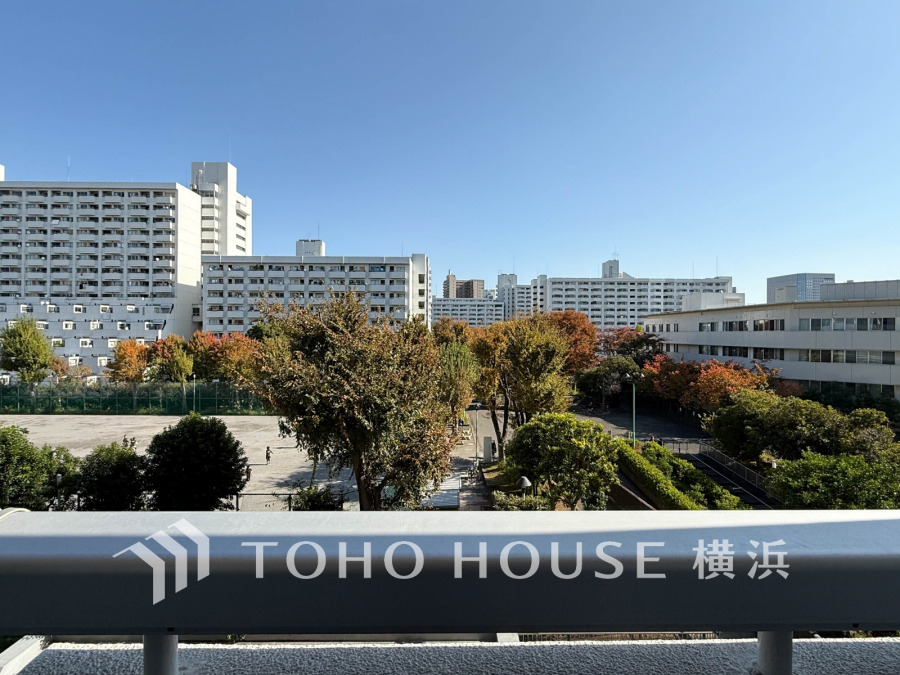 開放感があり、遮るものもなく気持ちのいい景色が広がります。お部屋にも爽やかな風と暖かく柔らかな日差しが差し込み、毎日の暮らしを豊かに彩ります。