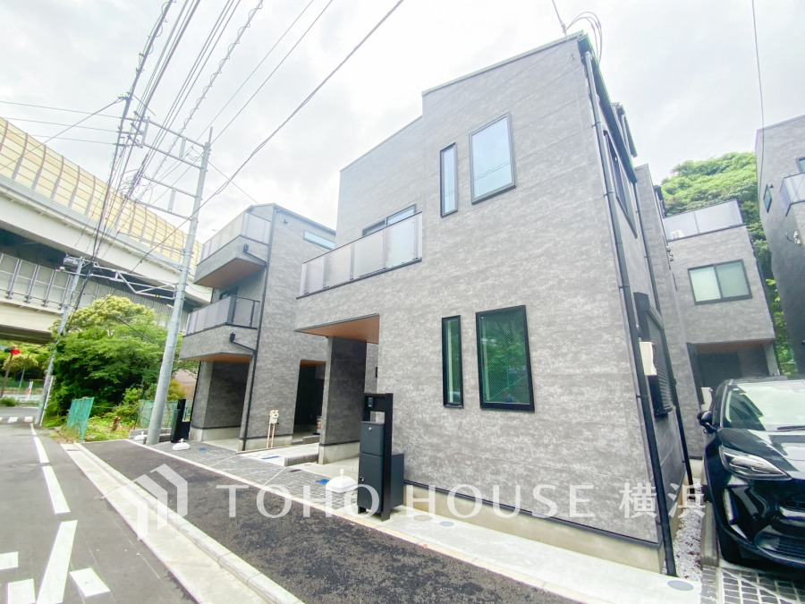 スタイリッシュなデザインと機能性を兼ね備えた新築住宅。静かな住宅街に位置し、快適な暮らしを実現します。