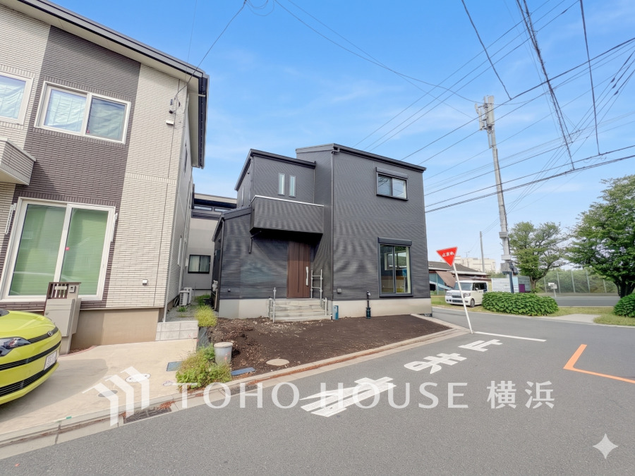 ふりそそぐ陽射しと開放的な空間形成。青空を背景に更なる美しさを醸す佇まい。暖かな陽光と爽やかな風がハーモニーを奏でる上質な空間を愉しむ暮らしがここにある。