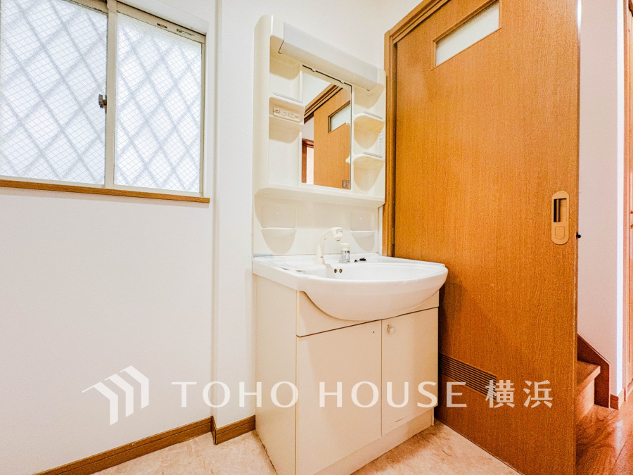 十分な大きさの洗面台は、身だしなみチェックや歯磨きなど、朝の慌ただしい時間でも余裕とゆとりを感じて頂けます。