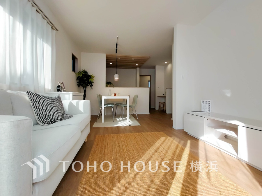 ナチュラルモダンな雰囲気の中、あたたかみと開放感を感じられる寛ぎのリビング。ゆったりとした時間や会話を楽しめる憩いの空間。明るく風通しのよい、居心地の良さに包まれる場所。