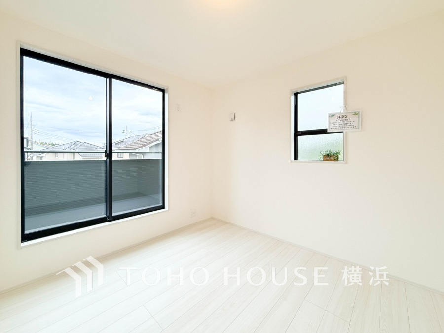 穏やかな風と陽光を導き、プライバシーに配慮された設計プランを採用し、居住性を一段と心地よいものにしています。明るく開放的な空間を演出しております。