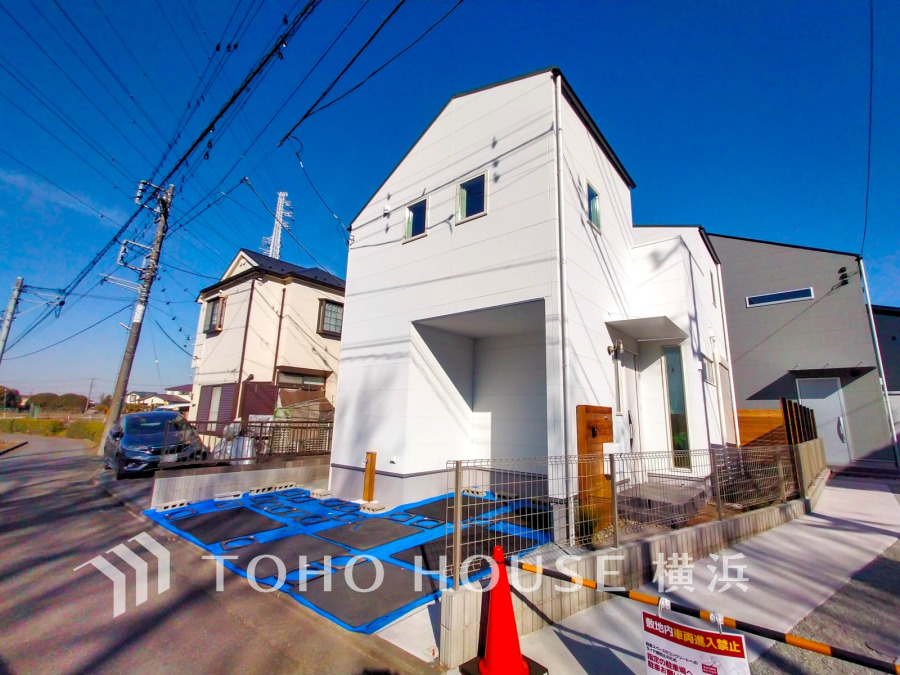 堂々たる趣ながら、主張し過ぎずどこか余裕を感じさせるシャープなフォルムで佇む邸宅は、晴天の空と照らし合わせる事で、本来あるべき完成形の姿を見せてくれます。 