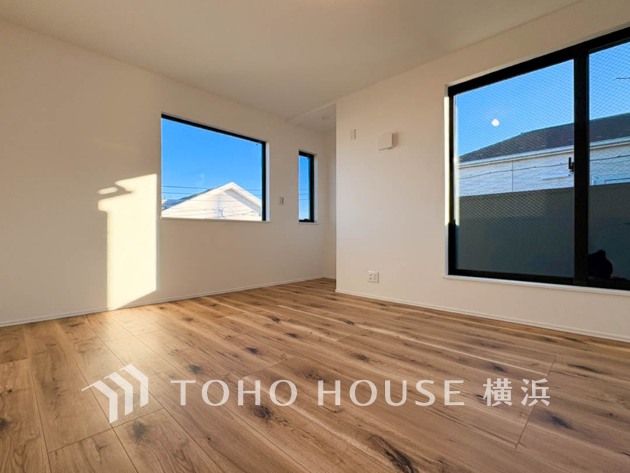 陽光あふれる広々とした空間。ナチュラルな木目のフローリングが温かみを演出する明るい居室です。