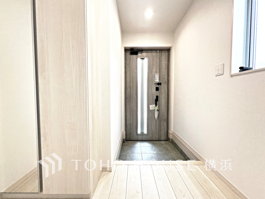 清潔感溢れる玄関がお出迎えする本邸宅の物語は、ここから始まる日常を期待させます。この場所には「希望」と「優越」で包み込んでくれる「特別」な空間があります。