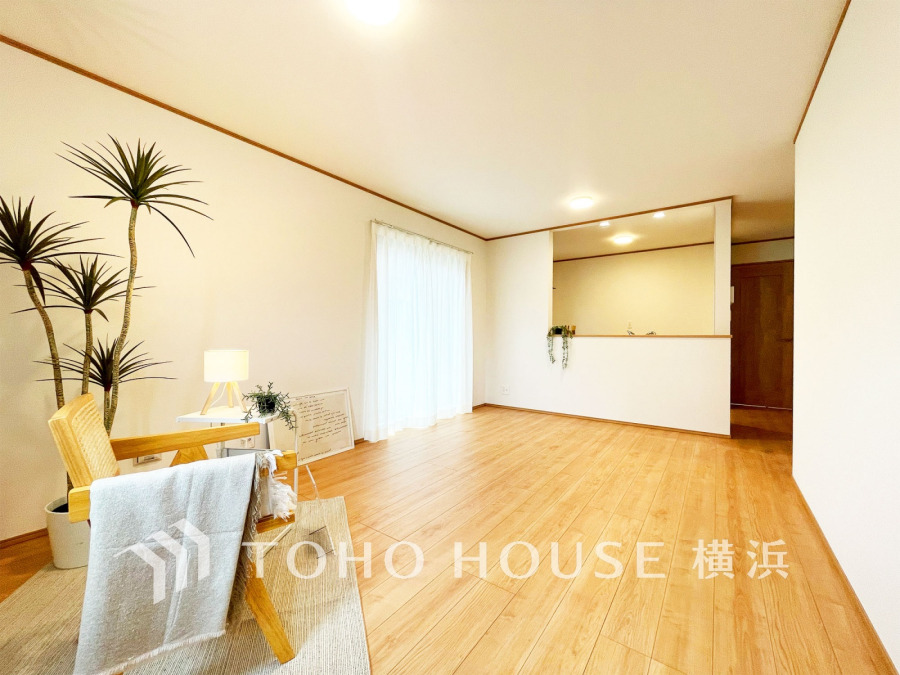 穏やかな時間の流れを楽しみ、寛ぎと笑顔が溢れるリビング。会話を楽しみ、ご家族の何気ない日常にいつもあたたかな幸せの花を添えます。