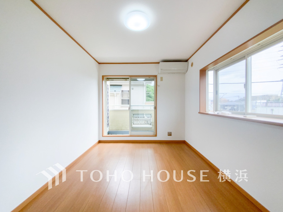 大きな窓からは快適な光を取り入れ、通気性能を上げる事で居心地の良い空間を演出します。多くの時間を過ごす住まいだからこそ、いつも快適な場所であるように心掛けています。