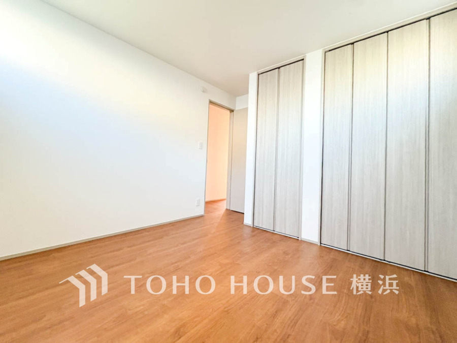 明るい木目フローリングと大容量クローゼットを備えたシンプルで使いやすい洋室です。収納力も充実。