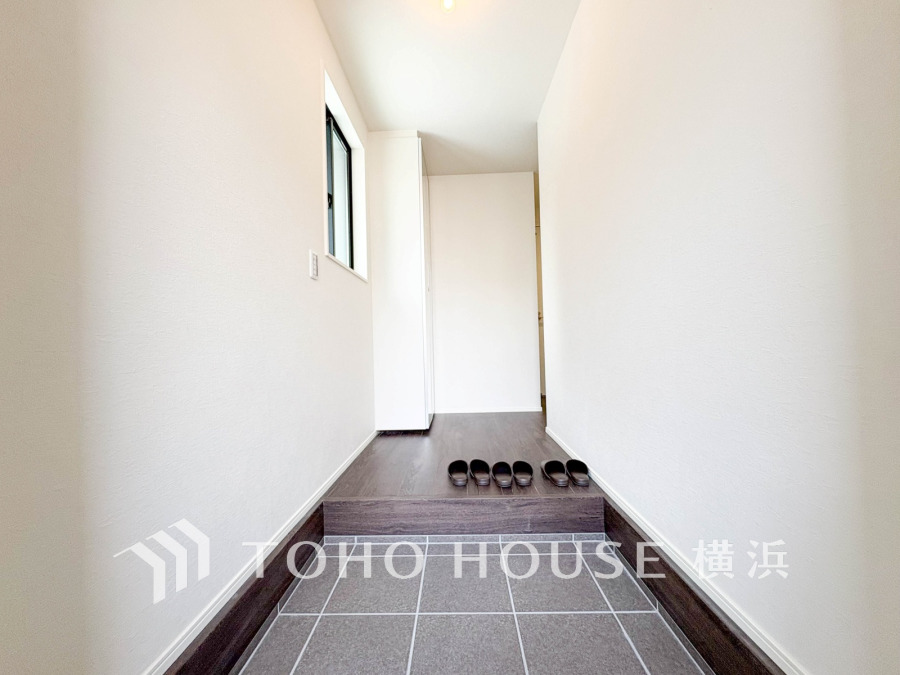 居住者の帰り、訪れる方を優しく迎え、やすらぎに満ちた生活空間を予感させる。健やかな暮らしを楽しめそう。