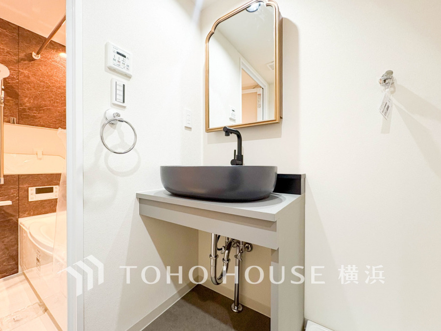 ご家族の1日が始まり、1日の終わりを締めくくる洗面空間。快適に過ごせることはもちろん、気品や優雅さを兼ね備えたパウダールームです。