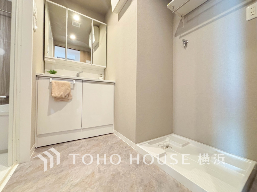 落ち着いた空間を演出するカラーと、ゆったり落ち着いてお使い頂ける広さが魅力のパウダールーム。居室からも独立しており、プライベート空間を保ちます。