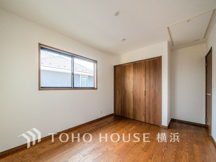 晴天の輝きと共に差し込む暖かな陽射しを愉しむことのできる空間。時には雨音が刻むリズムとハーモニーに耳を澄まし、煌く星空を眺める、そんな日常がここにあります。