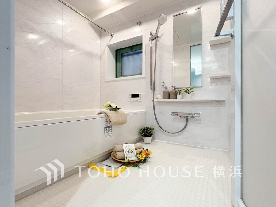 ◆質感が奏でる時間◆輝きが美しいホワイトカラーのパネルと流麗なデザインの浴槽が醸しだす高級感を感じる浴室、快適・清潔な空間で心も体もオフになる時間を。