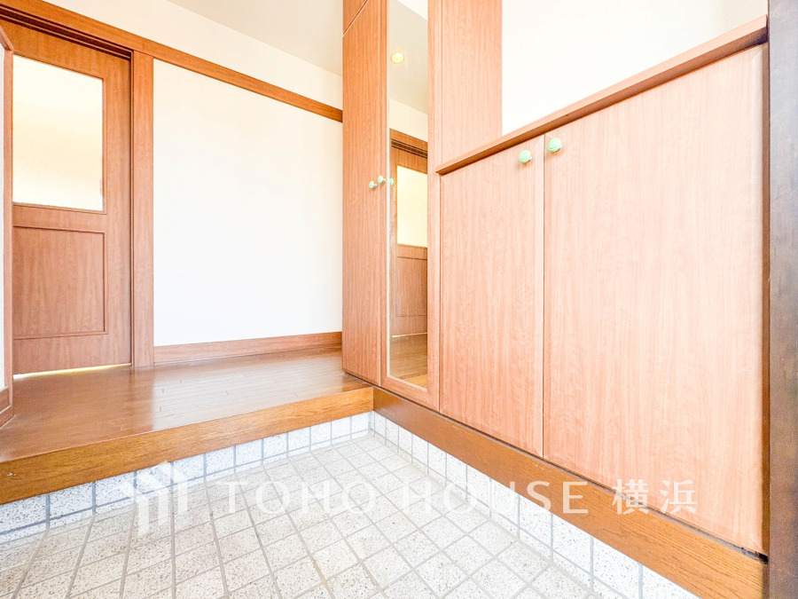 清潔感溢れる玄関がお出迎えする本邸宅の物語は、ここから始まる日常を期待させます。この場所には「希望」と「優越」で包み込んでくれる「特別」な空間があります。