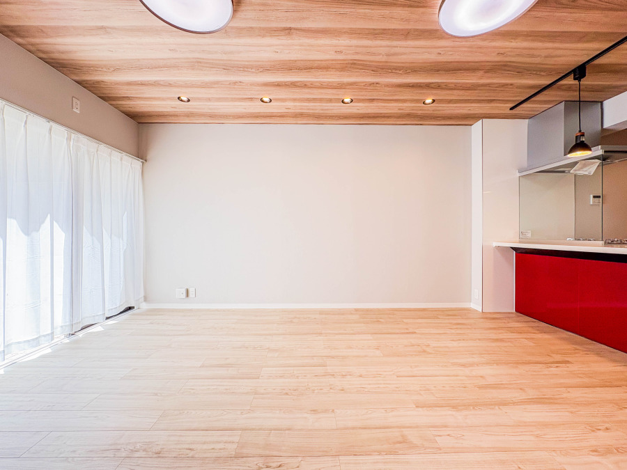 南向きの大きな窓からたっぷりと光が入る明るい空間。