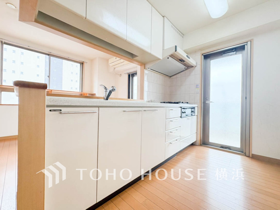 広く取られた対面キッチンは、リビングで寛ぐご家族と会話をしながらお料理が出来ます。ホワイトを基調とした明るいカラーの清潔感のあるデザインです。