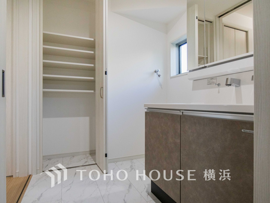 脱衣スペースを含む空間はゆとりの広さを設け、また洗面化粧台の鏡の後ろに収納スペースを設ける事により、散らかりやすい洗面スペースをスッキリ保てます。