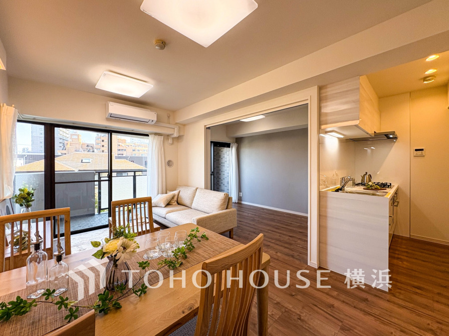 明るい自然光が差し込むリビングダイニング。隣接する洋室とつなげて広々空間としても活用可能です。