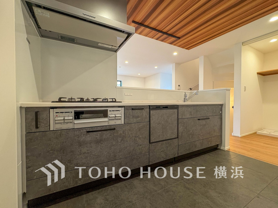 対面キッチンなら、料理や後片づけをしながらリビングにいるご家族と会話したり、気配を感じることができます。特にお子様が小さいうちは、目が離せないので便利です。