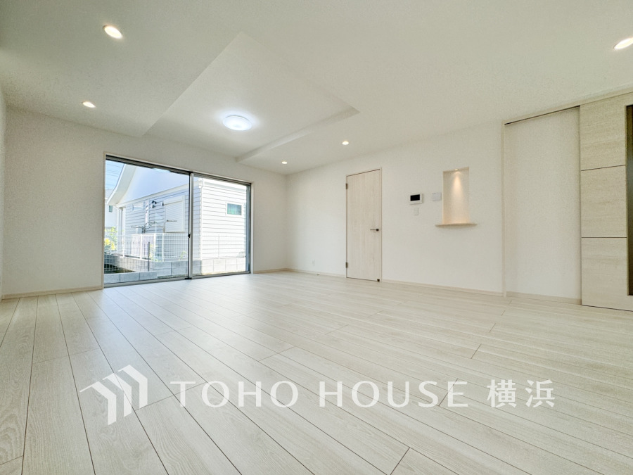 ここにはみんなが集い、食事と楽しい会話が始まる。話に夢中になりすぎて、ついつい時を忘れてしまう。そんな束の間の幸せを感じさせてくれる場所。