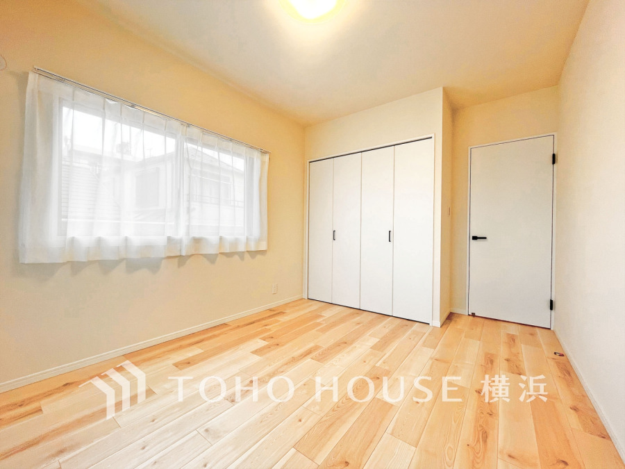 明るい自然光が差し込む、シンプルで清潔感のある洋室。クローゼット付きで収納も充実しています。