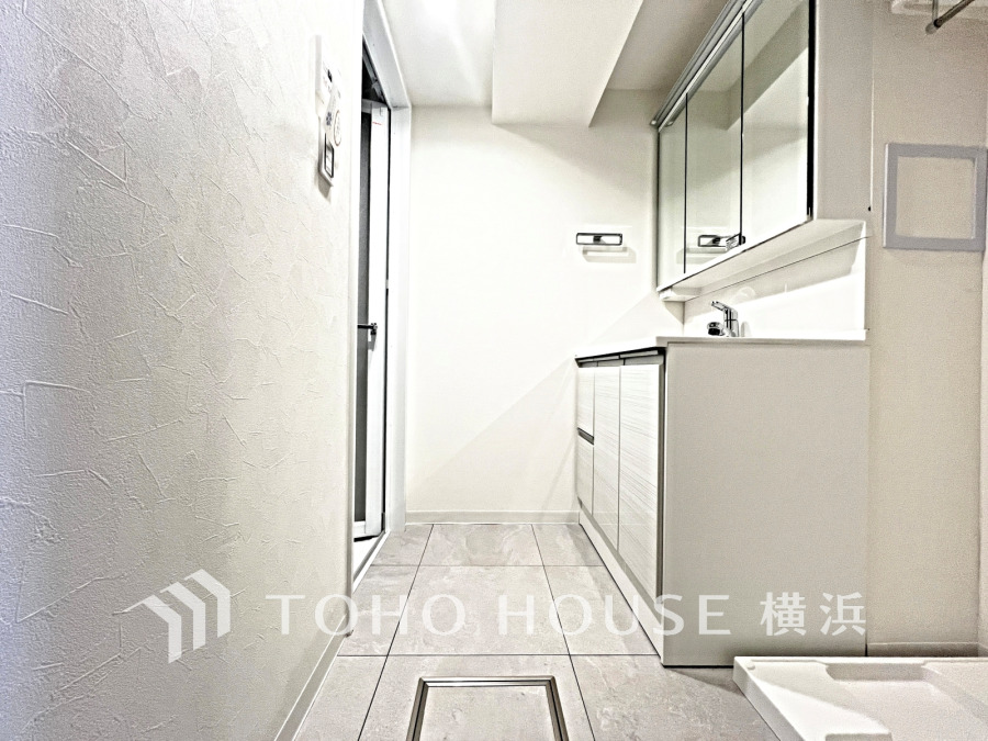 新規交換された洗面化粧台は美しく使いやすい機能が備えられています。