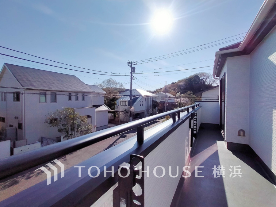 南向きで開放感のあるバルコニー。２部屋に
面したワイドスパンタイプで室内にたっぷりと陽光を取り込みます。