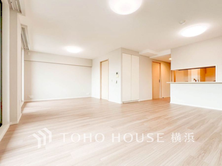 ここにはみんなが集い、食事と楽しい会話が始まる。話に夢中になりすぎて、ついつい時を忘れてしまう。そんな束の間の幸せを感じさせてくれる場所。